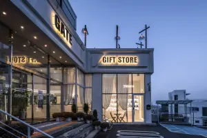 쉬어커튼이 우아한 모던 뷰티 기프트샵 외관